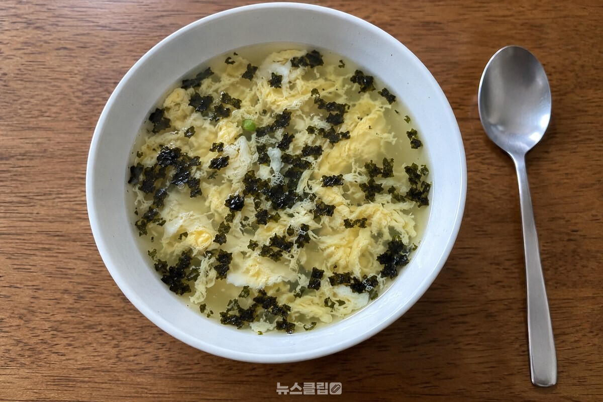 구운 김 조각이 달걀국 표면에 고르게 퍼진 국그릇 / 기사 이해를 돕기 위한 생성형 이미지