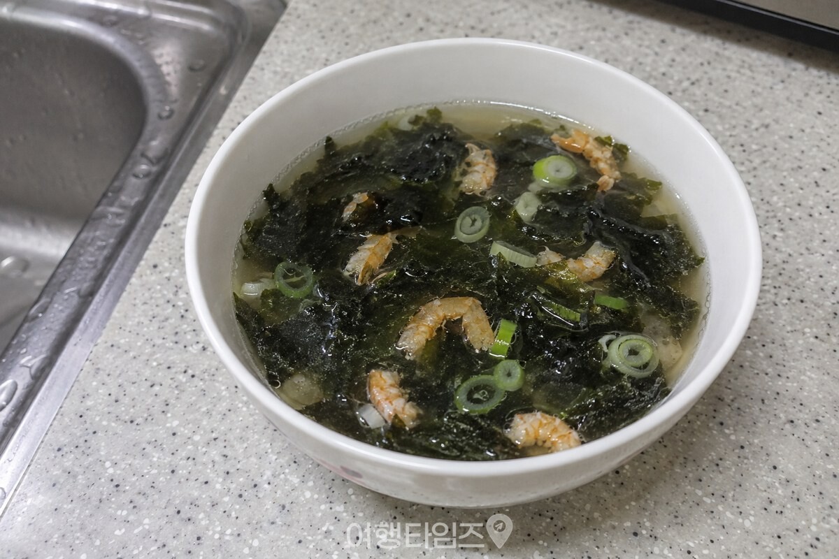 맑은 김국 한 그릇에 굵게 풀어진 김 조각과 건새우가 담긴 모습. / 기사 이해를 돕기 위한 생성형 이미지