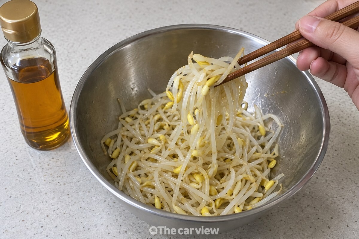 참기름이 고루 묻은 콩나물을 젓가락으로 들어 올려 섞는 모습. / 기사 이해를 돕기 위한 생성형 이미지
