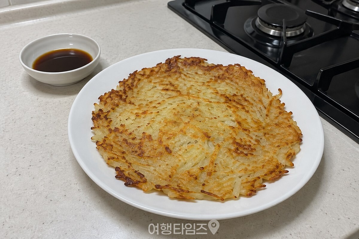 노릇하게 부친 감자전 한 장이 접시에 담겨 있다. / 기사 이해를 돕기 위한 생성형 이미지
