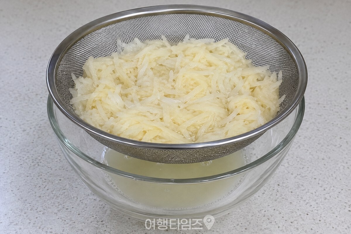 갈아 낸 감자와 양파 반죽이 체에서 물기를 빼고 있다. / 기사 이해를 돕기 위한 생성형 이미지