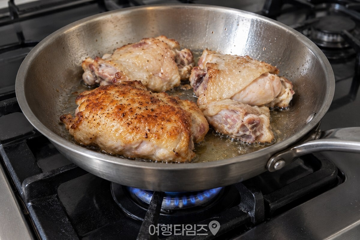 물 없이 달군 팬 바닥에 닿은 닭 껍질 면이 노릇하게 익은 모습. / 기사 이해를 돕기 위한 생성형 이미지