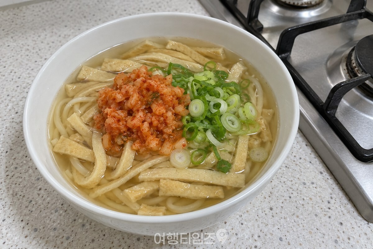 다진 김치와 송송 썬 대파를 올린 어묵국수 / 기사 이해를 돕기 위한 생성형 이미지