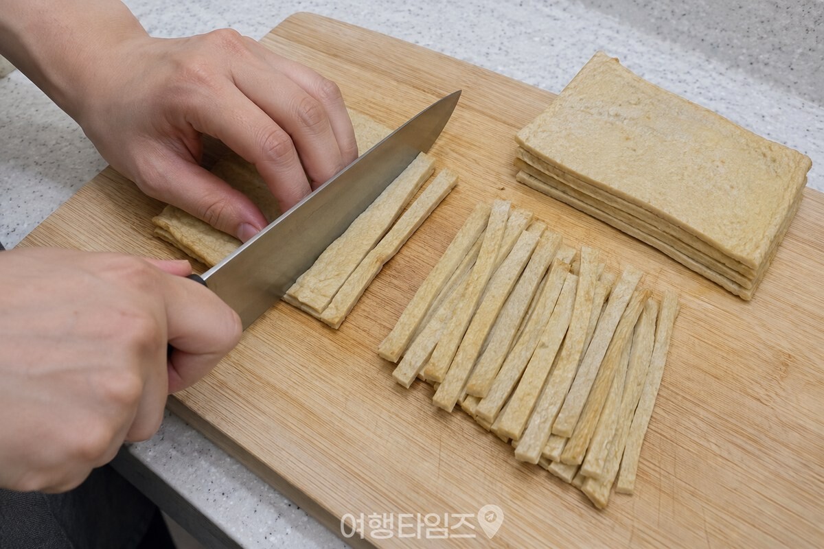 도마 위에 가늘고 길게 채 썬 사각 어묵 가닥 / 기사 이해를 돕기 위한 생성형 이미지