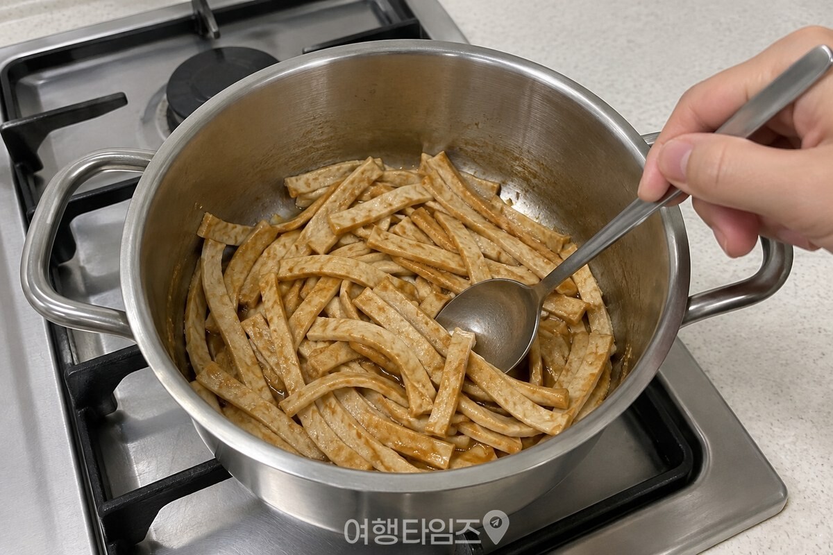 국간장과 멸치액젓으로 가늘게 썬 어묵을 버무리는 모습 / 기사 이해를 돕기 위한 생성형 이미지