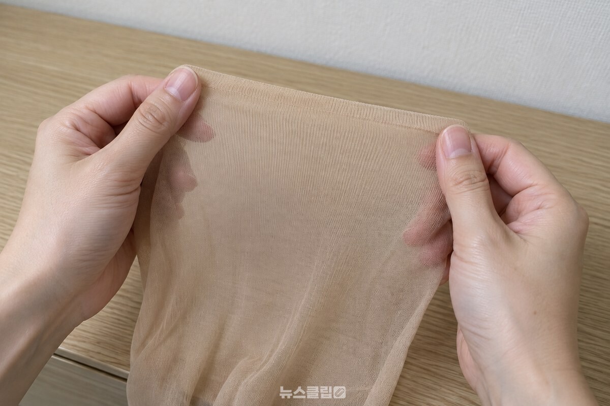 손 위에 펼친 살색 스타킹의 고운 나일론 짜임을 가까이에서 본 모습. / 기사 이해를 돕기 위한 생성형 이미지