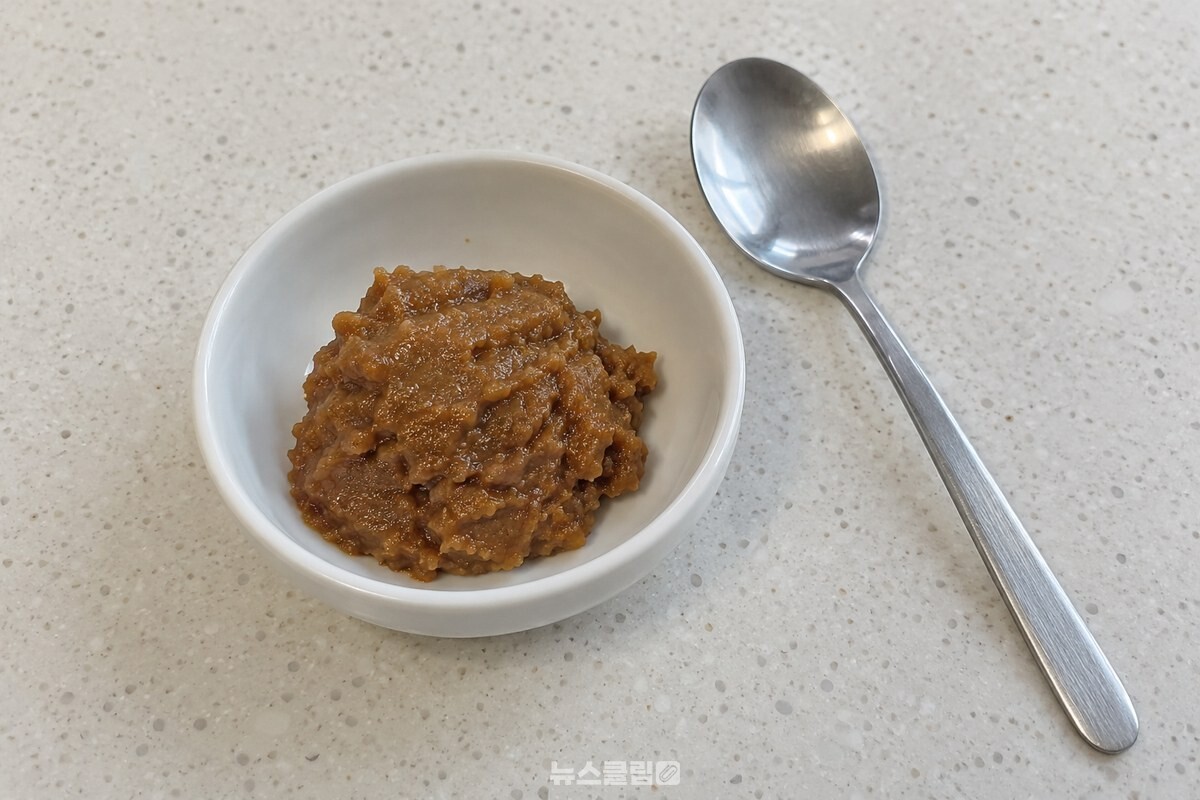작은 흰 종지에 된장 한 숟갈을 떠 놓은 모습. / 기사 이해를 돕기 위한 생성형 이미지