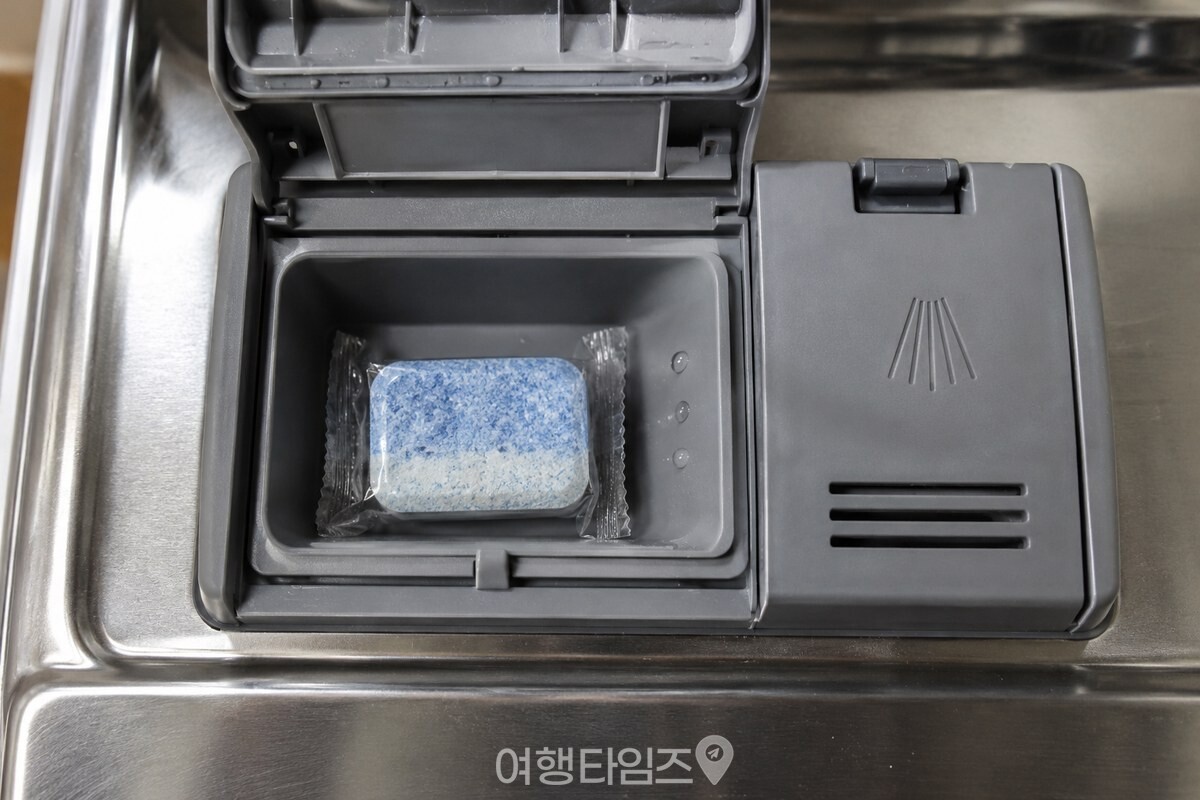 세제함 안쪽 벽의 작은 물방울 가까이에 놓인 타블릿 세제를 보여주는 모습. / 기사 이해를 돕기 위한 생성형 이미지