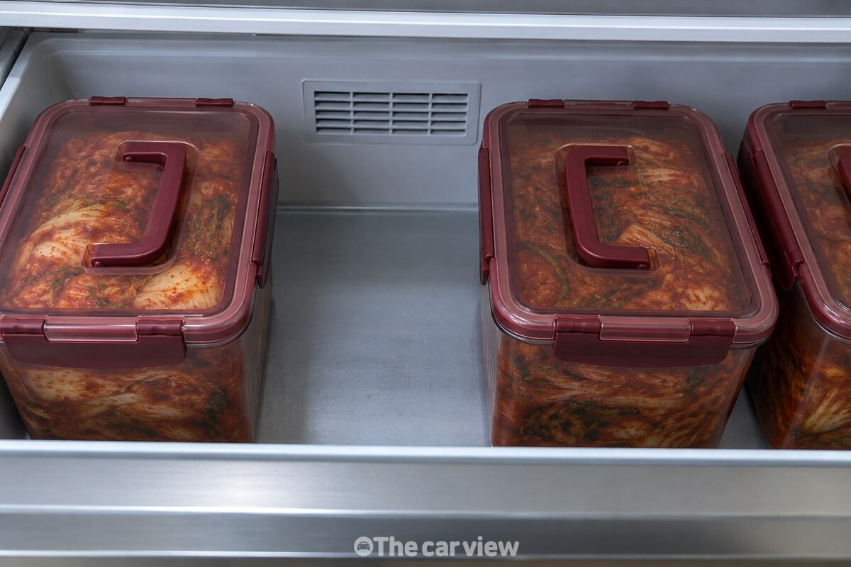 김치통 사이 공간과 안쪽 공기 순환구가 보이는 김치냉장고 서랍 내부. / 기사 이해를 돕기 위한 생성형 이미지