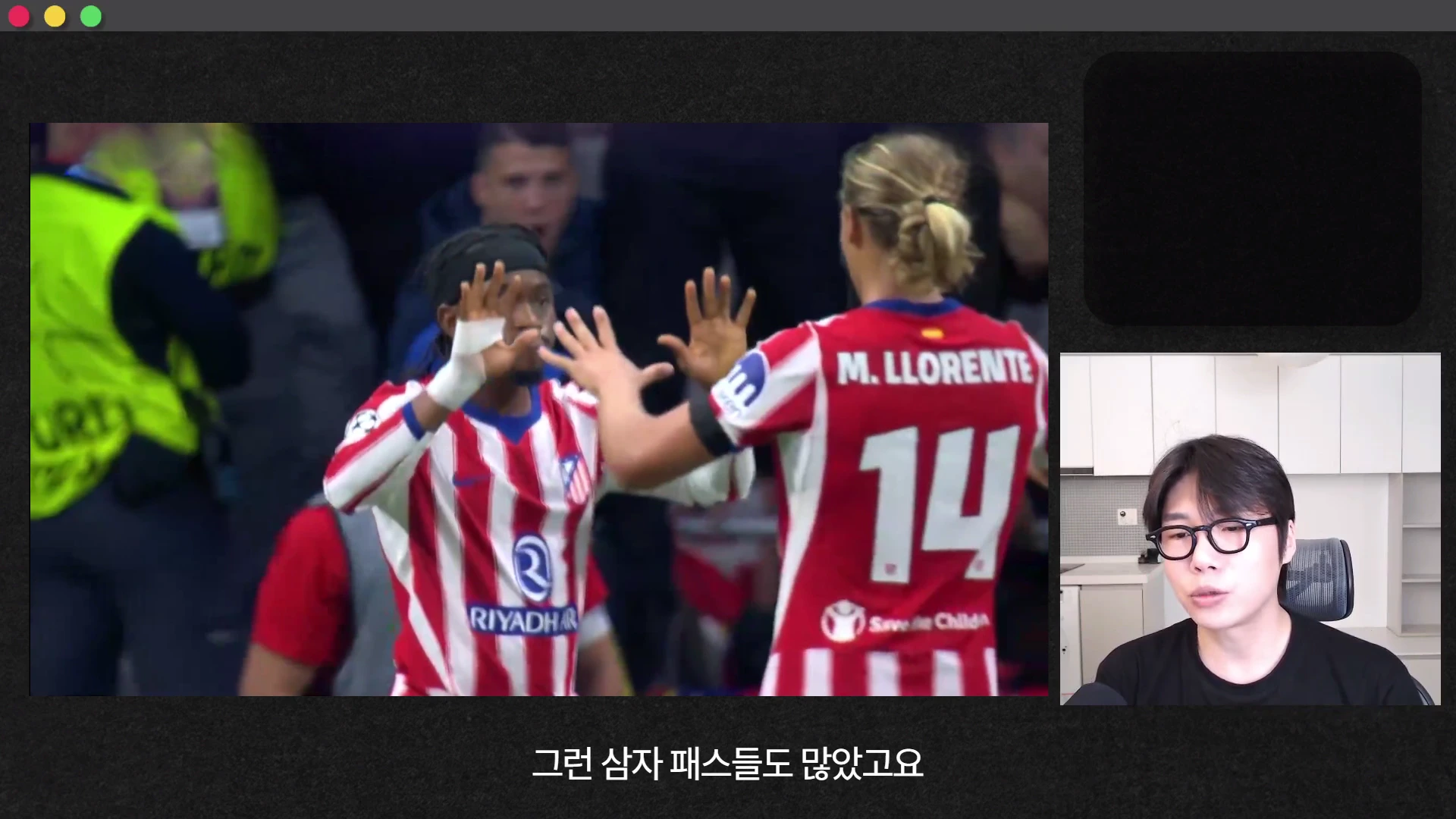 축구 경기 중 빨간색과 흰색 줄무늬 유니폼을 입은 두 선수가 서로 손을 맞대며 기뻐하는 모습이 큰 화면에 나오고, 오른쪽 하단에는 안경을 쓴 남성이 방송을 진행하는 모습이 보인다.