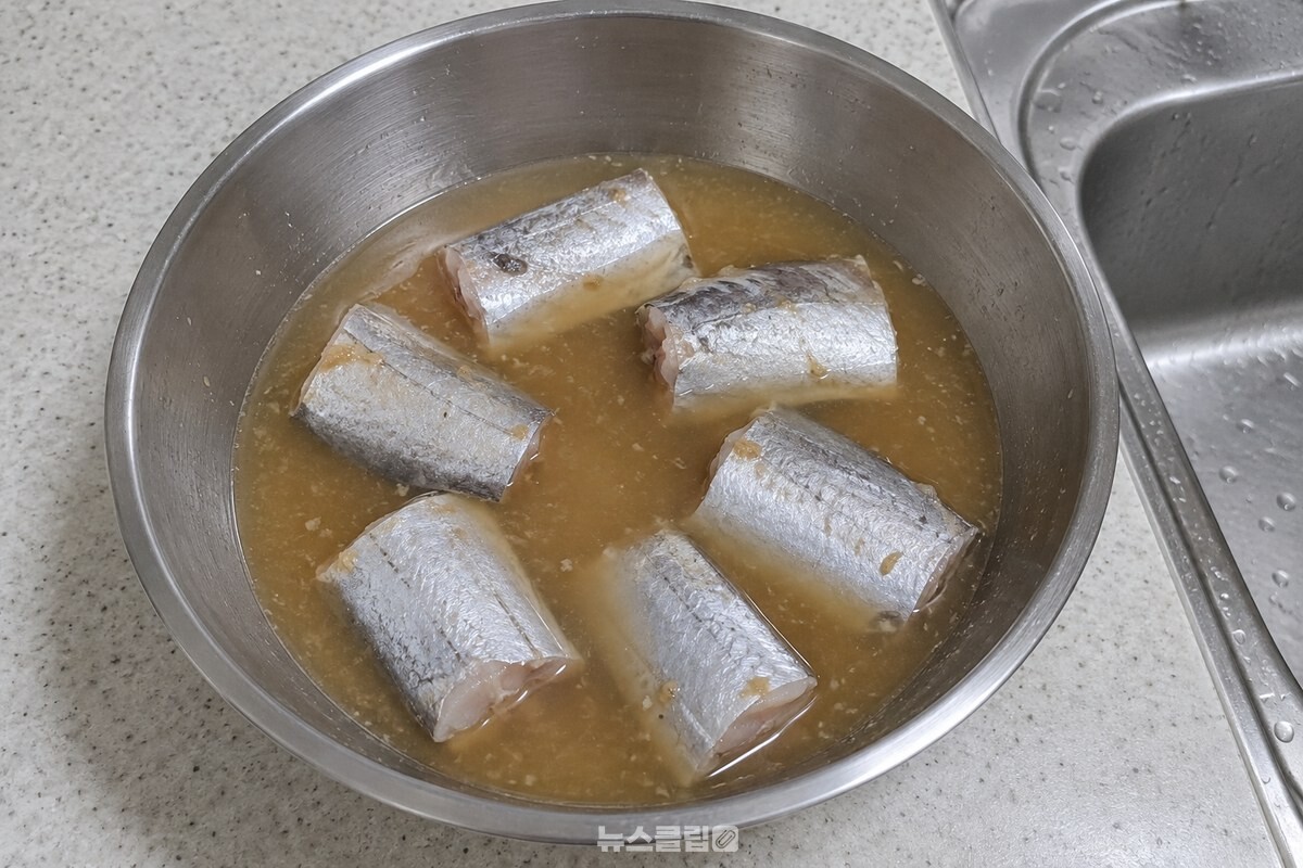 된장물에 갈치 토막을 한 켜로 펼쳐 담가 둔 주방 볼. / 기사 이해를 돕기 위한 생성형 이미지