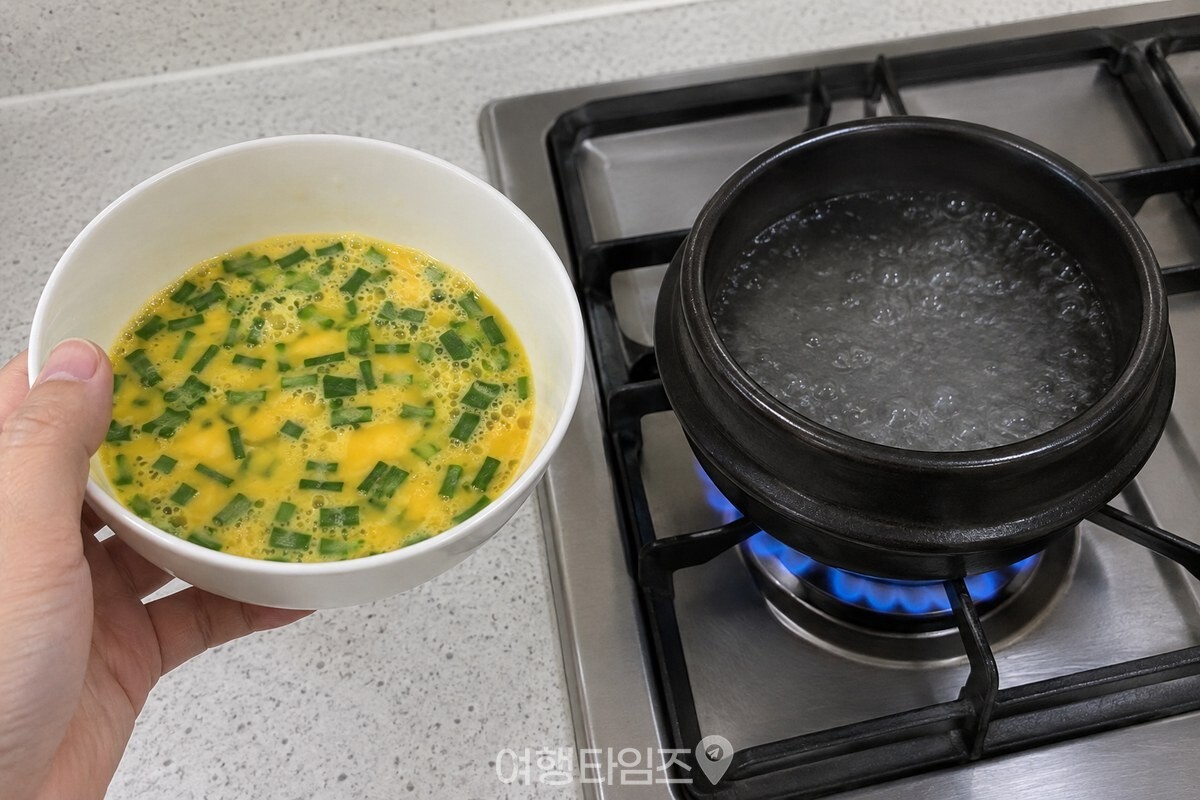 부추를 넣은 계란물과 물을 끓이는 뚝배기를 나란히 준비한 조리 장면 / 기사 이해를 돕기 위한 생성형 이미지