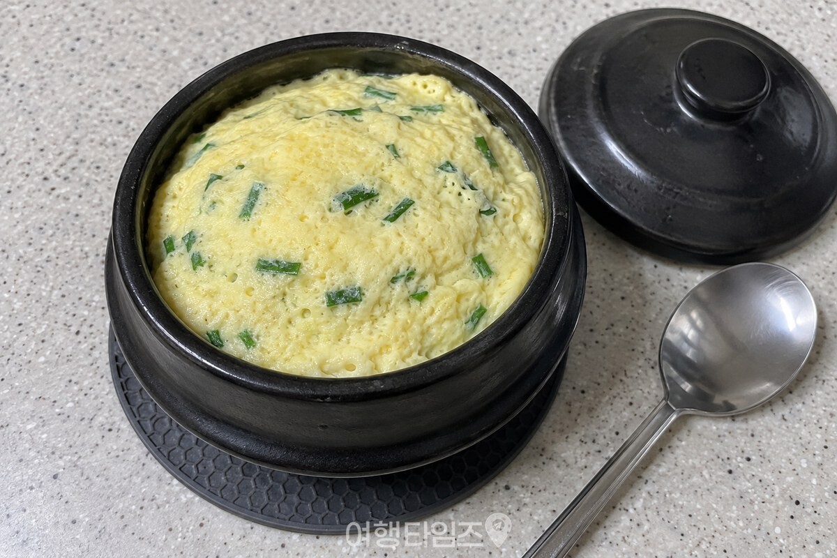 뚝배기 뚜껑을 연 뒤 봉긋하게 익은 계란찜 표면을 가까이 담은 모습 / 기사 이해를 돕기 위한 생성형 이미지