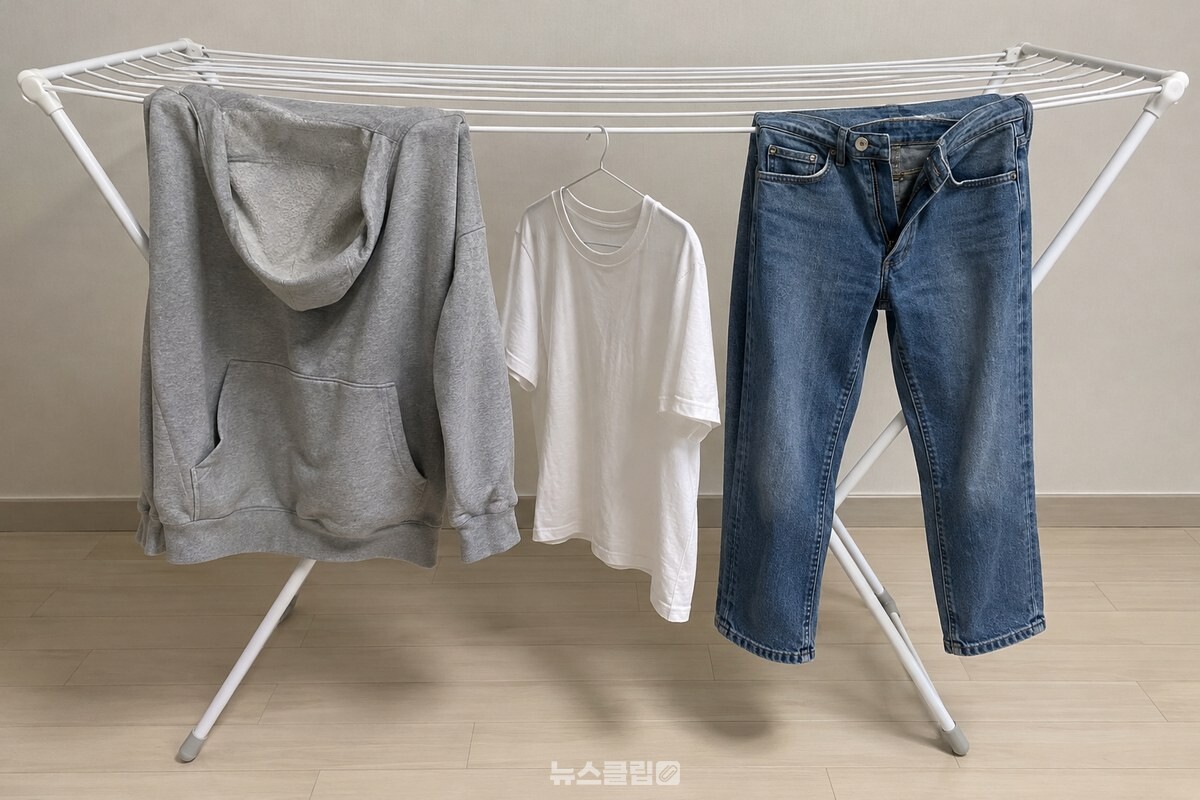 두꺼운 후드티와 얇은 티셔츠를 번갈아 걸고 옷 사이에 손가락 세 개 정도의 간격을 둔 건조대다. / 기사 이해를 돕기 위한 생성형 이미지
