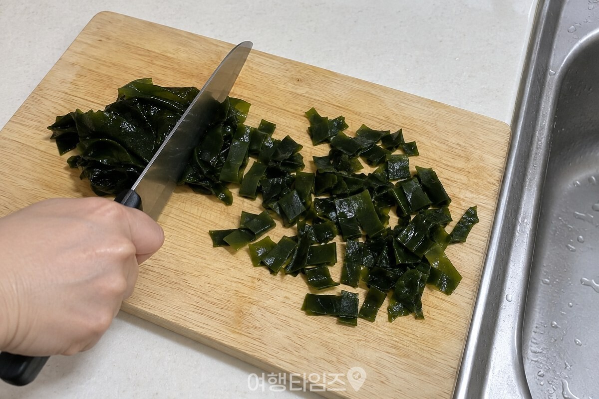 물기를 짠 불린 미역을 도마 위에서 짧게 썰어 둔 모습. / 기사 이해를 돕기 위한 생성형 이미지