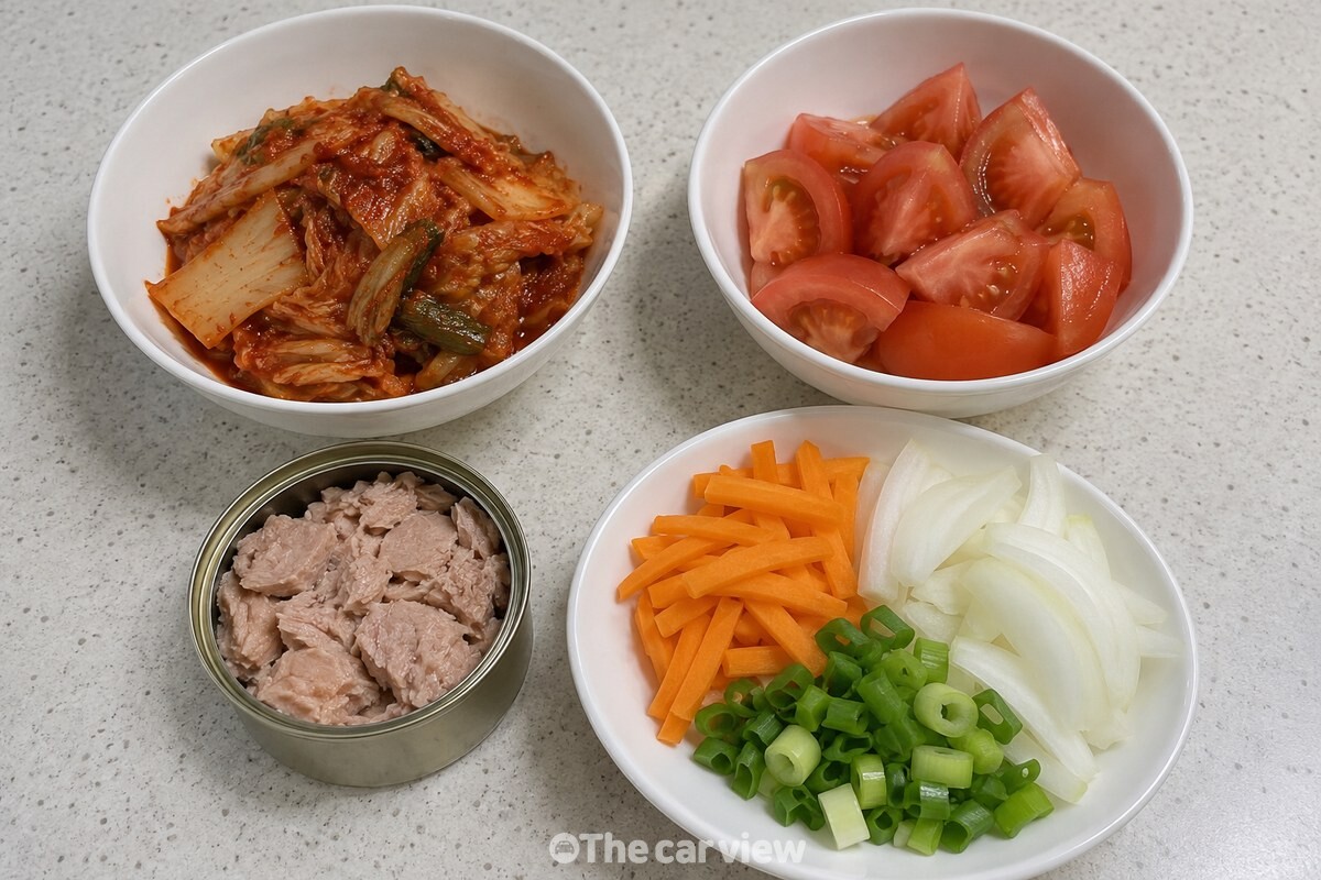 김치찌개에 넣을 김치, 토마토, 참치와 채소를 조리대에 준비했다. / 기사 이해를 돕기 위한 생성형 이미지
