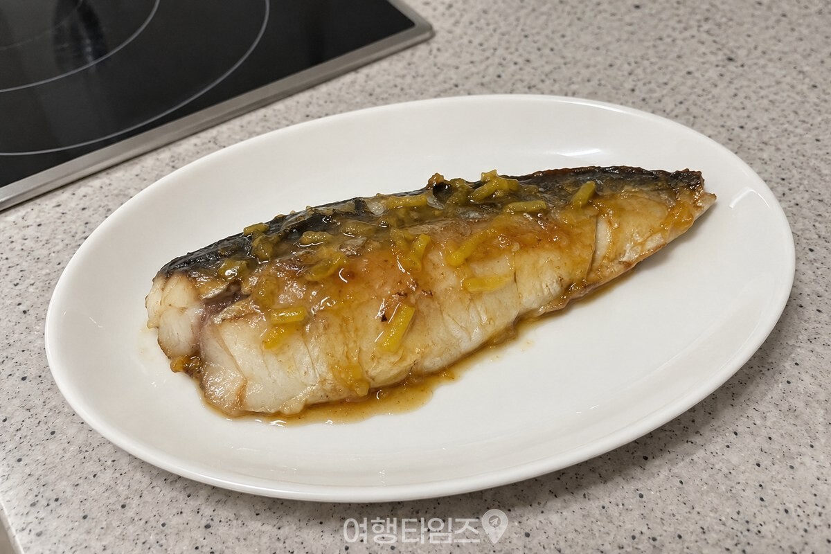 유자청 양념을 바른 삼치 한 토막이 흰 접시에 담겨 있다. / 기사 이해를 돕기 위한 생성형 이미지