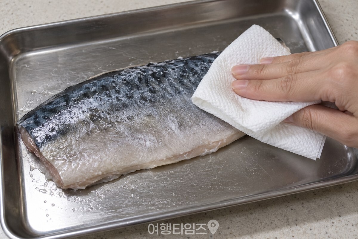 키친타월로 물기를 닦은 삼치 표면에 감자전분이 얇게 묻어 있다. / 기사 이해를 돕기 위한 생성형 이미지