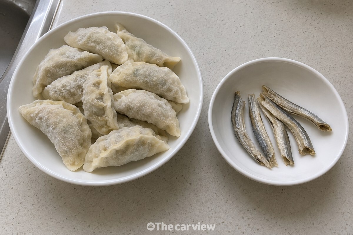 손질한 멸치 다섯 마리와 냉동만두를 2인분으로 준비한 모습. / 기사 이해를 돕기 위한 생성형 이미지