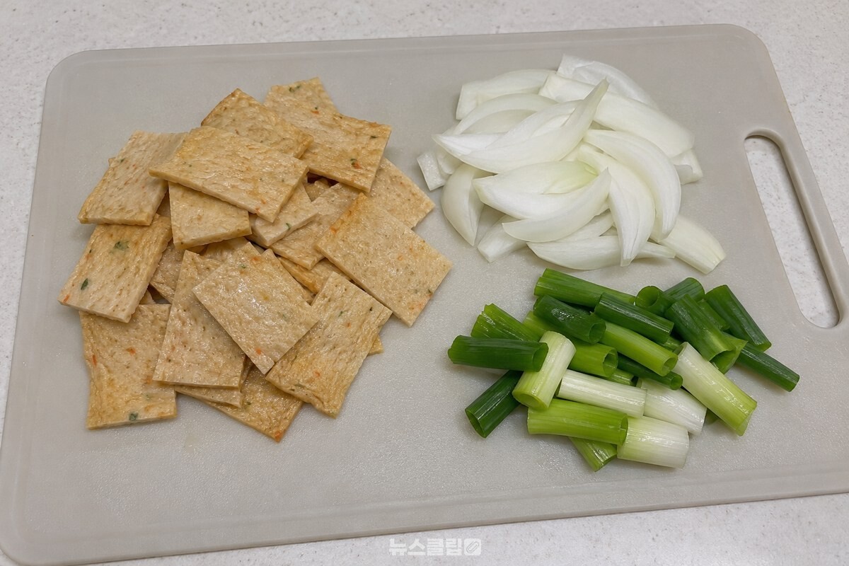 한입 크기로 자른 사각어묵과 양파, 파를 깨끗한 도마 위에 나누어 놓았다. / 기사 이해를 돕기 위한 생성형 이미지