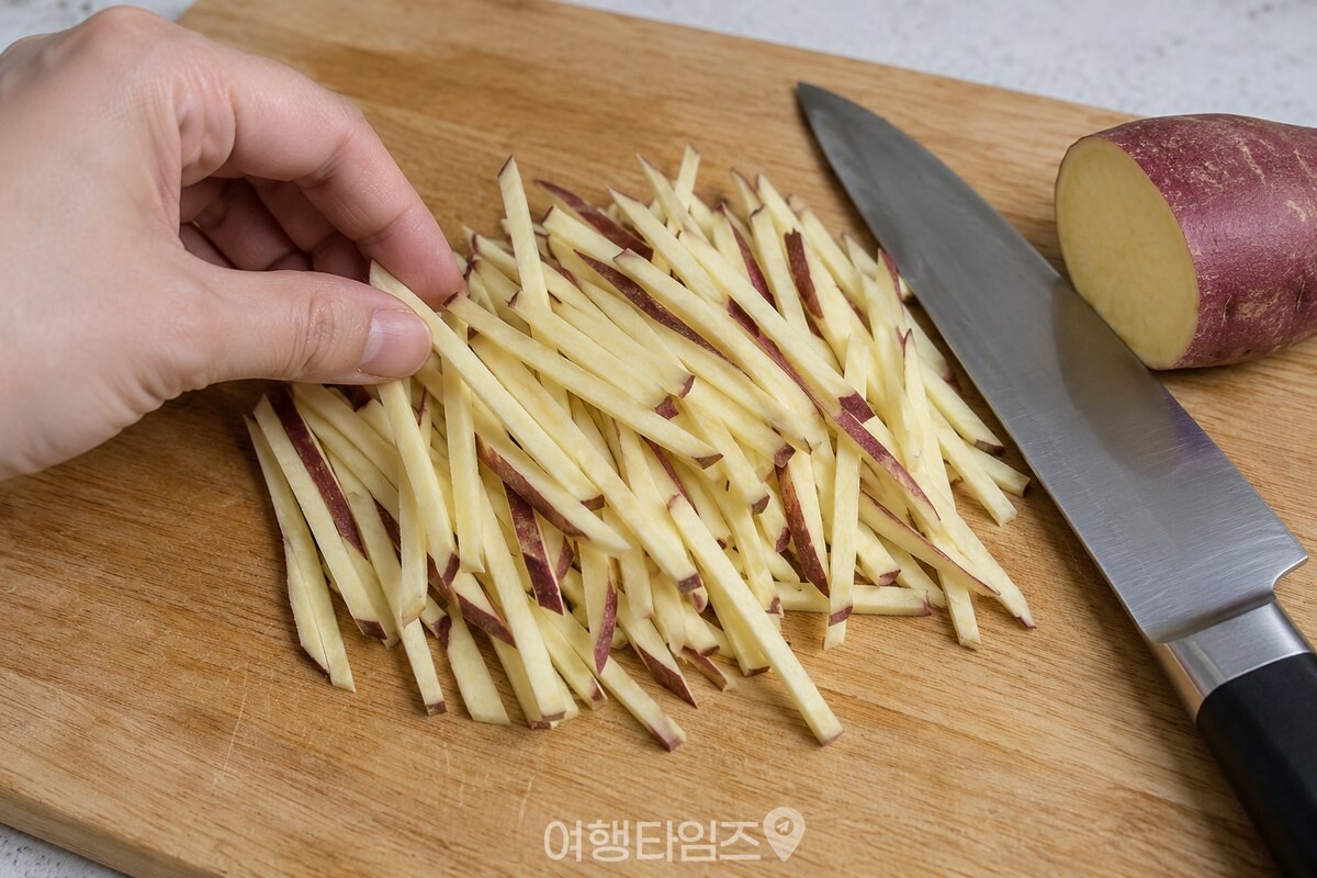 붉은 껍질을 남긴 생고구마를 무생채처럼 가늘게 채 썬 모습 / 기사 이해를 돕기 위한 생성형 이미지