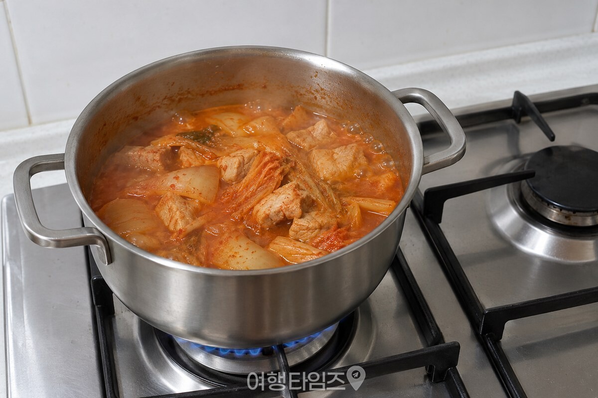 냄비에서 돼지고기와 김치가 들어간 김치찌개가 잔잔히 끓고 있다. / 기사 이해를 돕기 위한 생성형 이미지