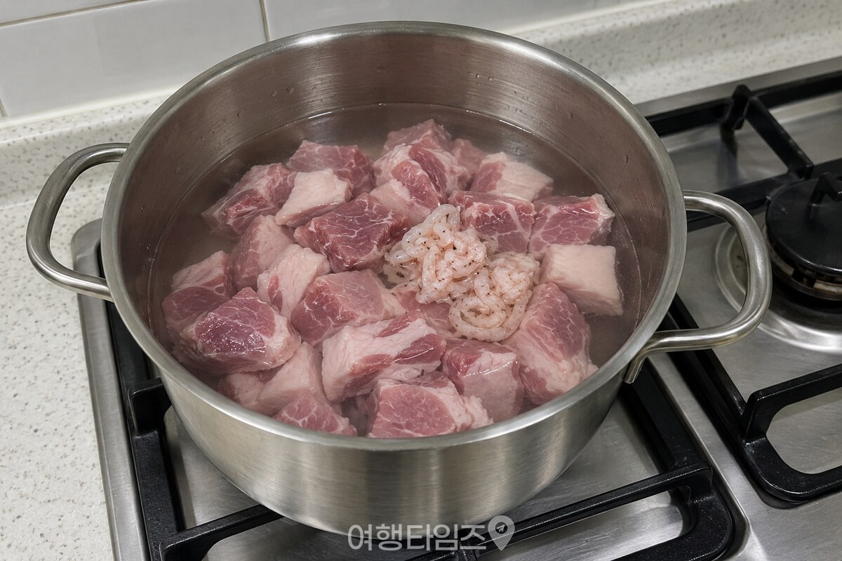 한입 크기로 썬 돼지고기와 새우젓, 물을 냄비에 넣어 준비한 모습이다. / 기사 이해를 돕기 위한 생성형 이미지