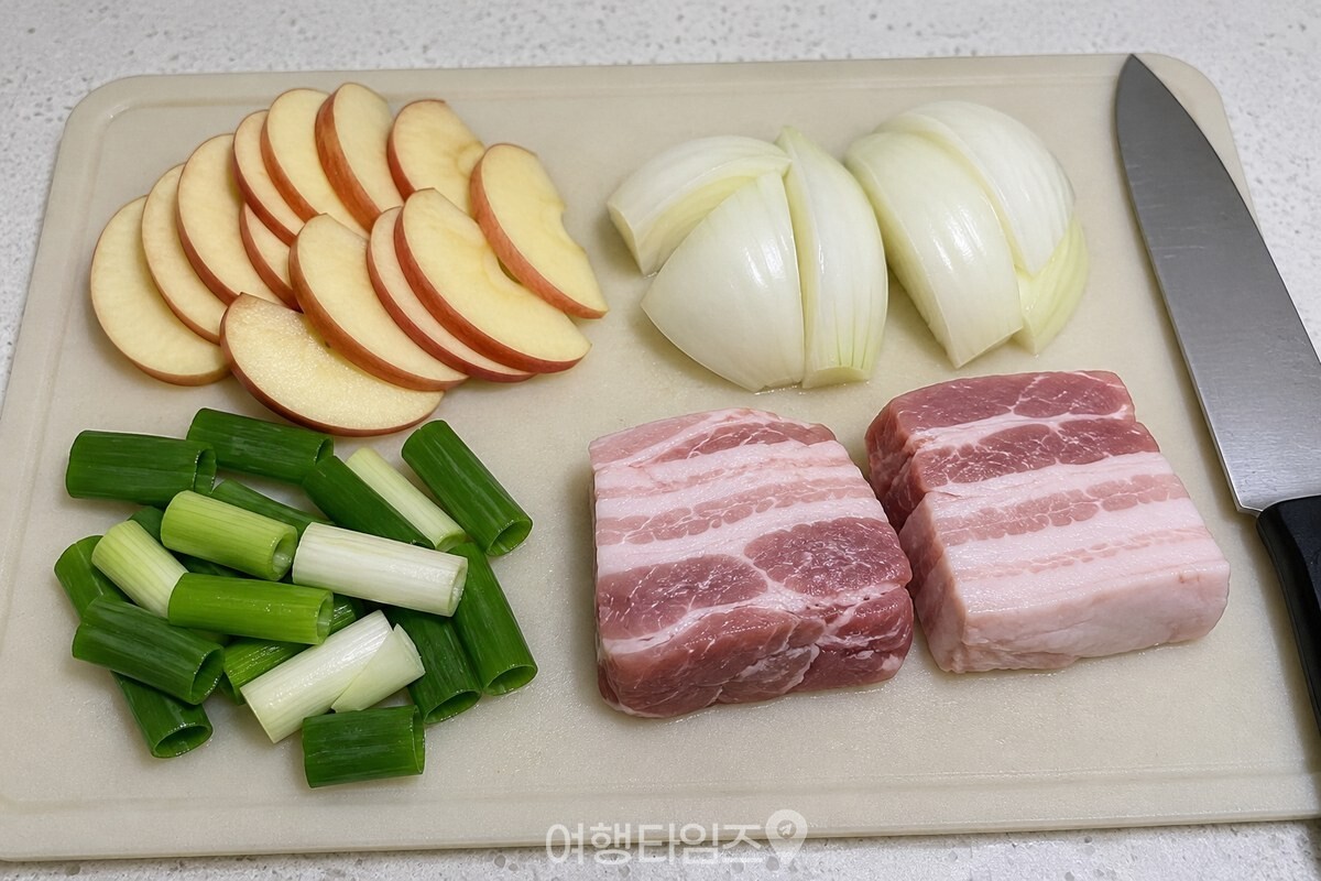 사과, 양파, 대파와 두 덩이의 삼겹살을 손질해 둔 조리 준비 모습. / 기사 이해를 돕기 위한 생성형 이미지