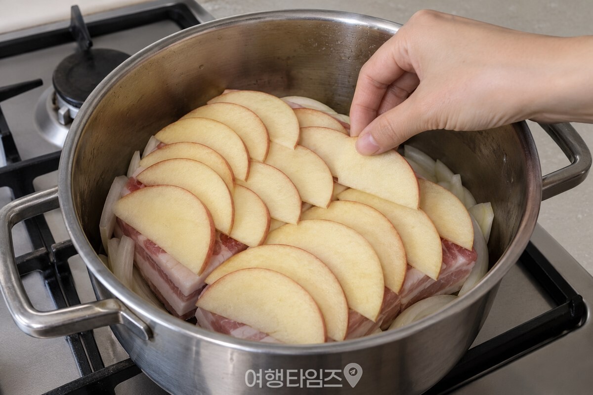 고기 윗면을 빈틈없이 덮도록 얇게 썬 사과를 겹쳐 올리는 모습. / 기사 이해를 돕기 위한 생성형 이미지
