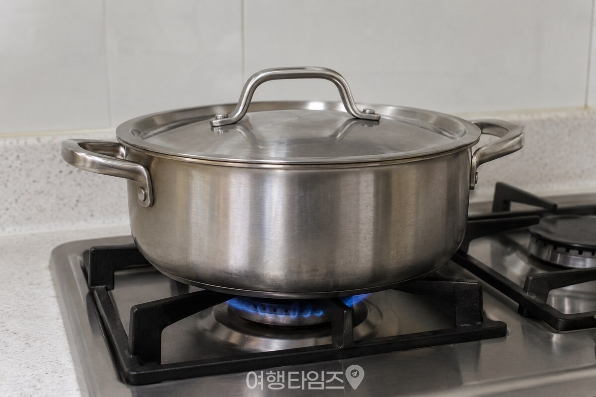 사과까지 올린 뒤 뚜껑을 닫아 중약불로 익히는 물 없는 수육 냄비. / 기사 이해를 돕기 위한 생성형 이미지