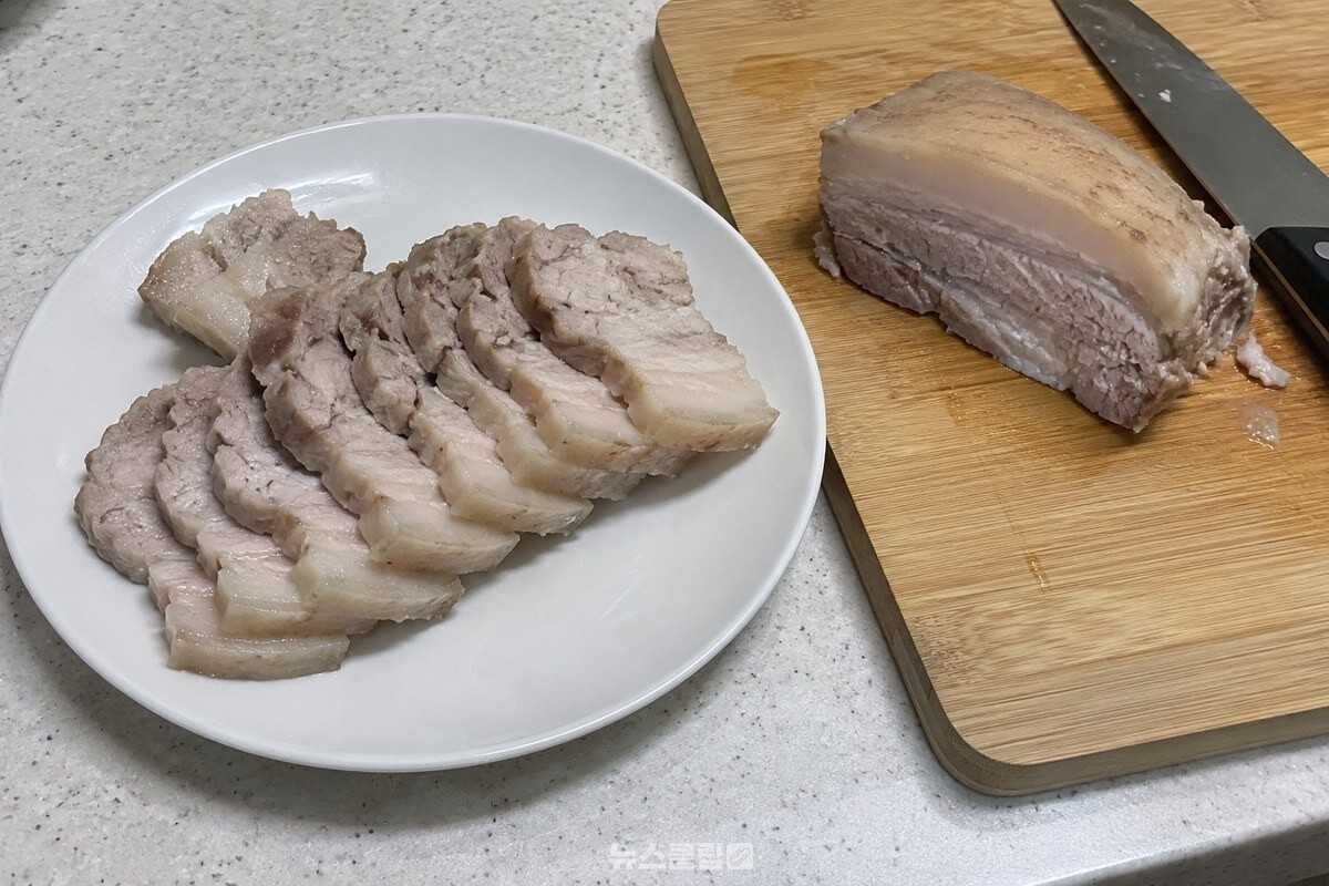 도마 위에 식힌 수육을 결 방향으로 썰어 접시에 담아 둔 모습. / 기사 이해를 돕기 위한 생성형 이미지