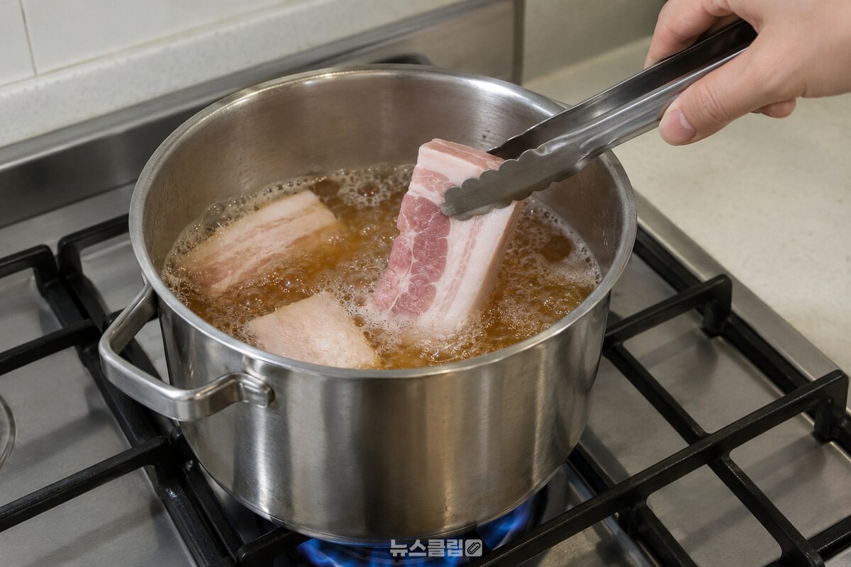 끓는 맥주가 든 냄비에 돼지고기 한 조각을 집게로 넣는 모습. / 기사 이해를 돕기 위한 생성형 이미지