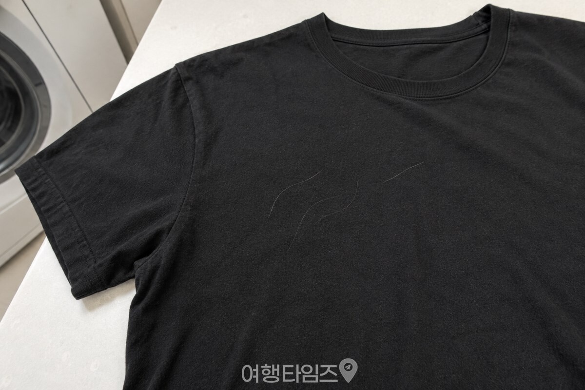 검은 면 티셔츠 표면에 머리카락 몇 가닥이 붙어 있는 모습. / 기사 이해를 돕기 위한 생성형 이미지