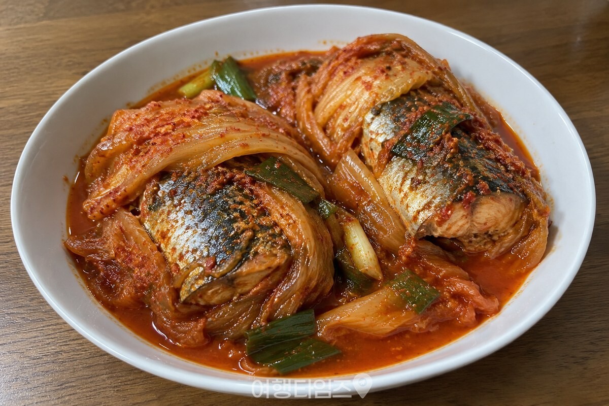 김치 잎에 감싼 고등어와 묵은지를 자박한 국물에 조린 고등어김치찜입니다. / 기사 이해를 돕기 위한 생성형 이미지