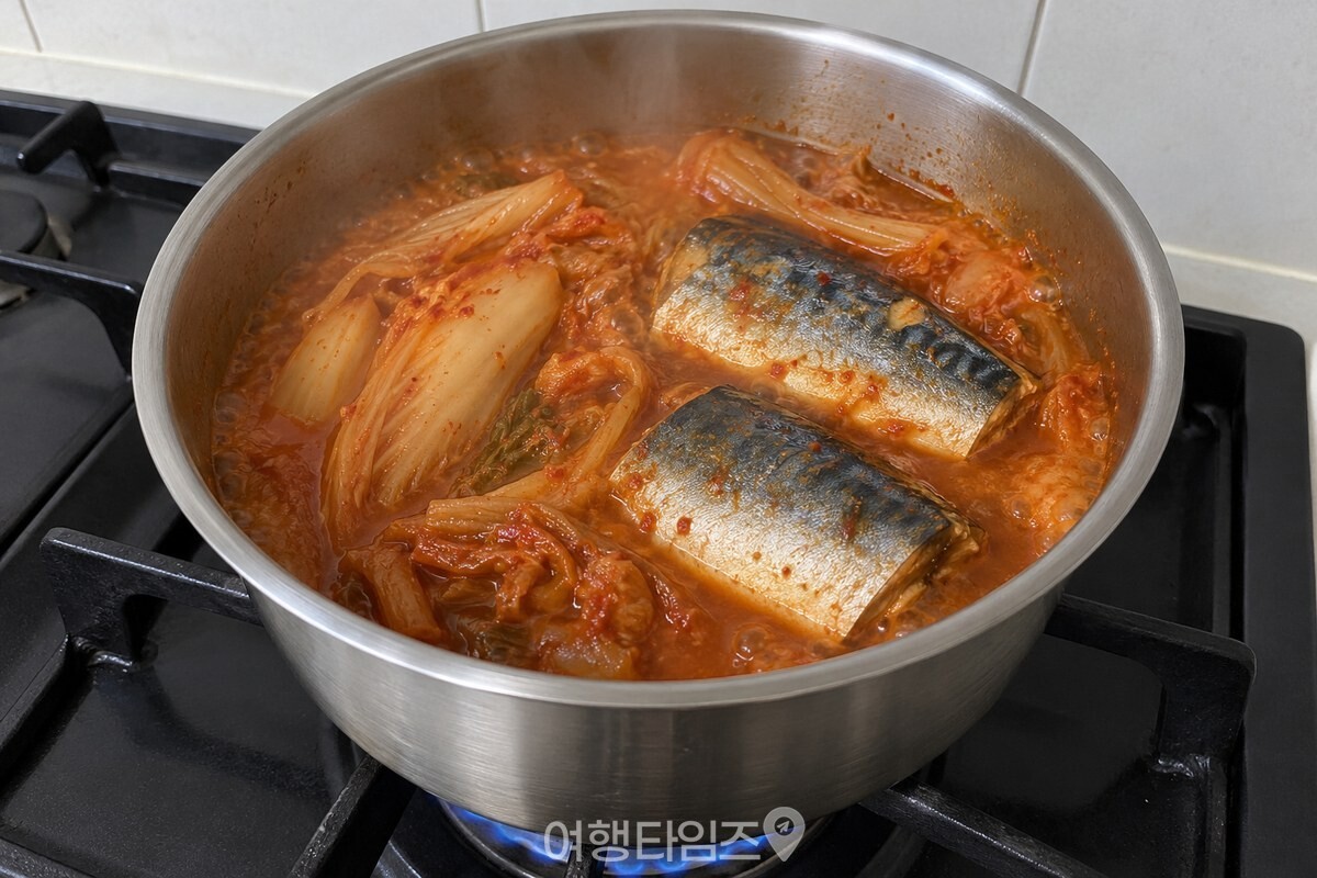 냄비 안에서 김치와 고등어가 함께 끓으며 국물이 고르게 올라오는 모습입니다. / 기사 이해를 돕기 위한 생성형 이미지