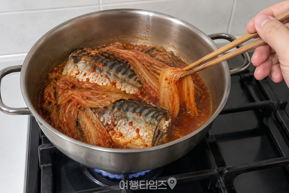 국물이 냄비 바닥에 얕게 남을 때까지 고등어와 김치를 조리는 모습입니다. / 기사 이해를 돕기 위한 생성형 이미지