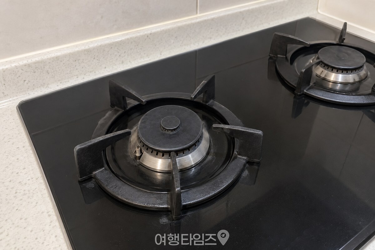 검은 상판 버너 둘레에 남은 얇은 기름 막을 가까이서 본 모습. / 기사 이해를 돕기 위한 생성형 이미지
