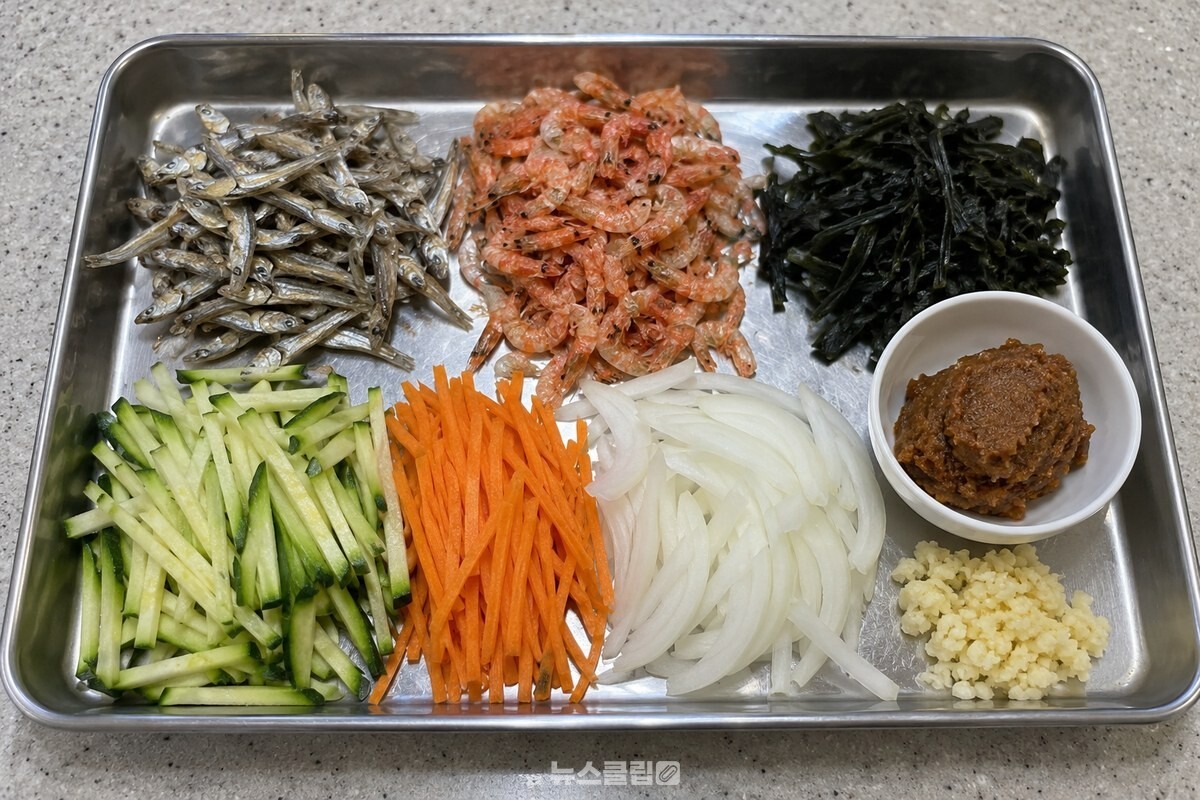 멸치, 건새우, 건미역과 채 썬 채소, 된장을 2인분 분량으로 준비한 모습. / 기사 이해를 돕기 위한 생성형 이미지