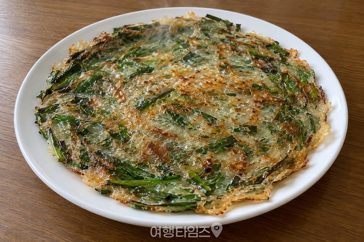 접시에 담긴 라이스페이퍼 부추전이 노릇하게 구워져 있다. / 기사 이해를 돕기 위한 생성형 이미지