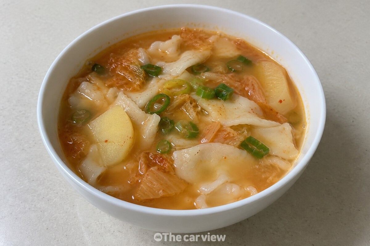 흰 사기 그릇에 담긴 만두피 김치수제비와 얇은 만두피 조각이 보인다. / 기사 이해를 돕기 위한 생성형 이미지