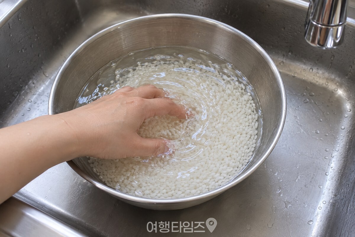 물속의 쌀을 손가락으로 가볍게 저어 씻는 가까운 장면. / 기사 이해를 돕기 위한 생성형 이미지