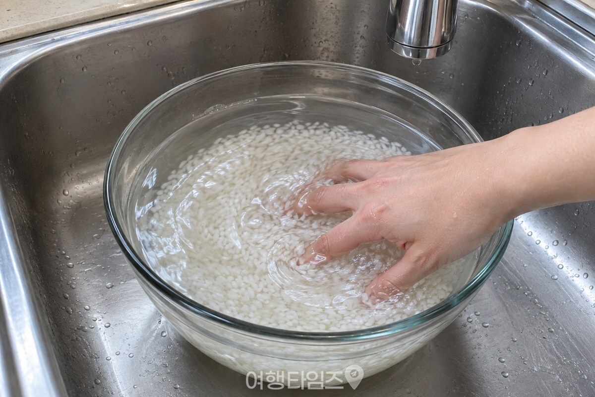 두 번째 물에서 쌀알을 손가락으로 원을 그리듯 가볍게 젓는 모습. / 기사 이해를 돕기 위한 생성형 이미지