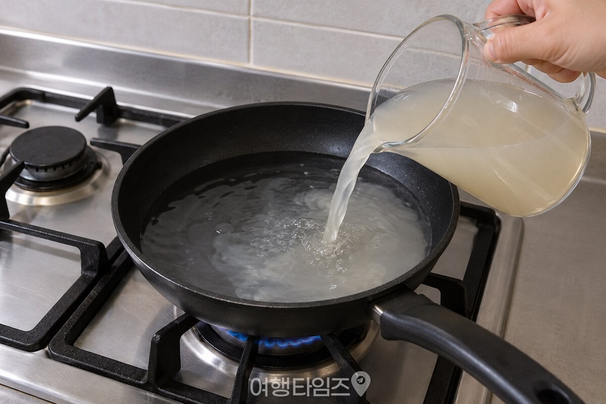 팬에 물과 밥알을 거른 식혜를 반씩 부어 둔 모습이다. / 기사 이해를 돕기 위한 생성형 이미지