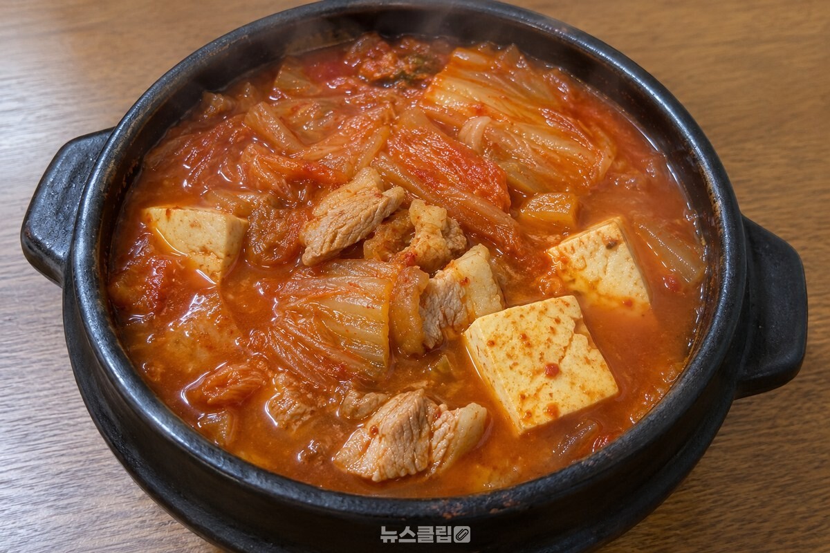 김치와 돼지고기가 든 김치찌개가 뚝배기에서 따뜻하게 끓고 있다. / 기사 이해를 돕기 위한 생성형 이미지