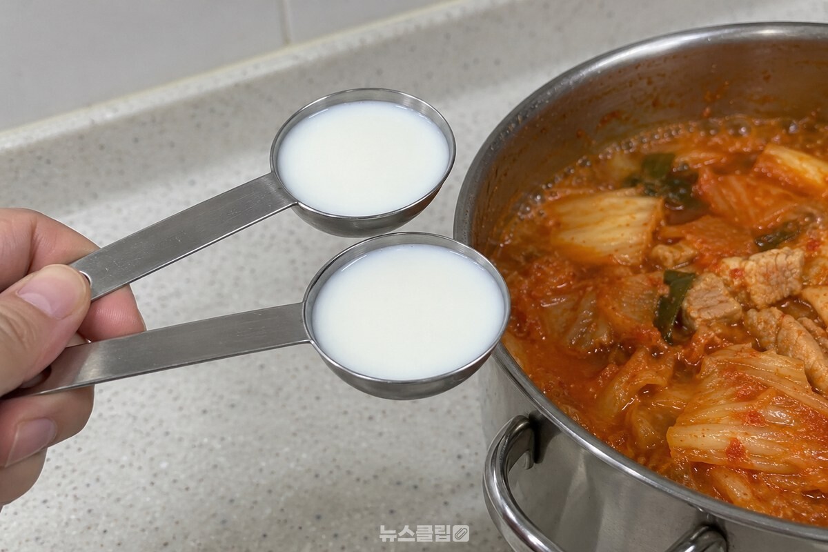 계량스푼에 담은 흰 우유 두 큰술을 김치찌개 옆에 준비했다. / 기사 이해를 돕기 위한 생성형 이미지