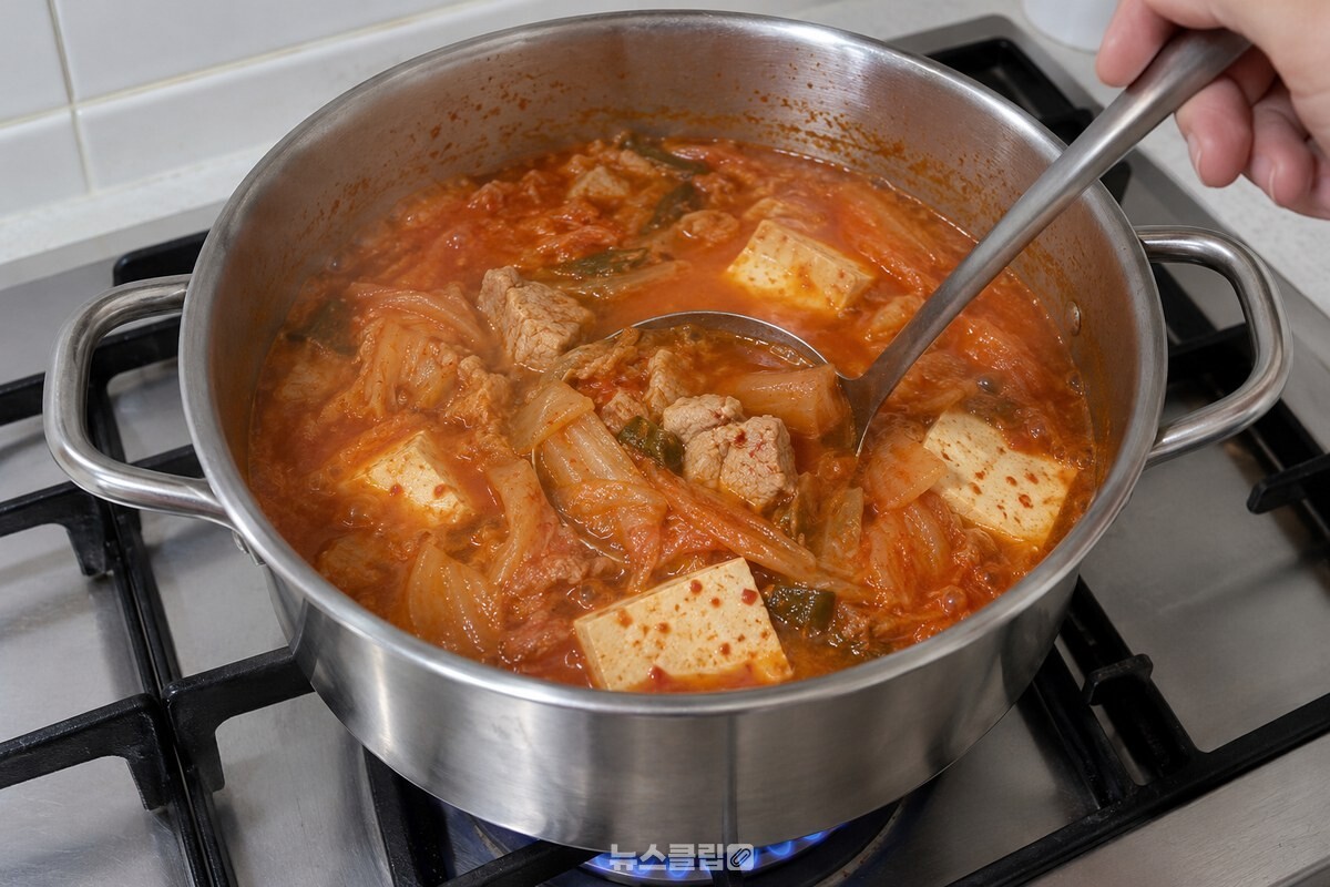 우유를 넣은 김치찌개를 국자로 바닥까지 저어 섞는 모습. / 기사 이해를 돕기 위한 생성형 이미지
