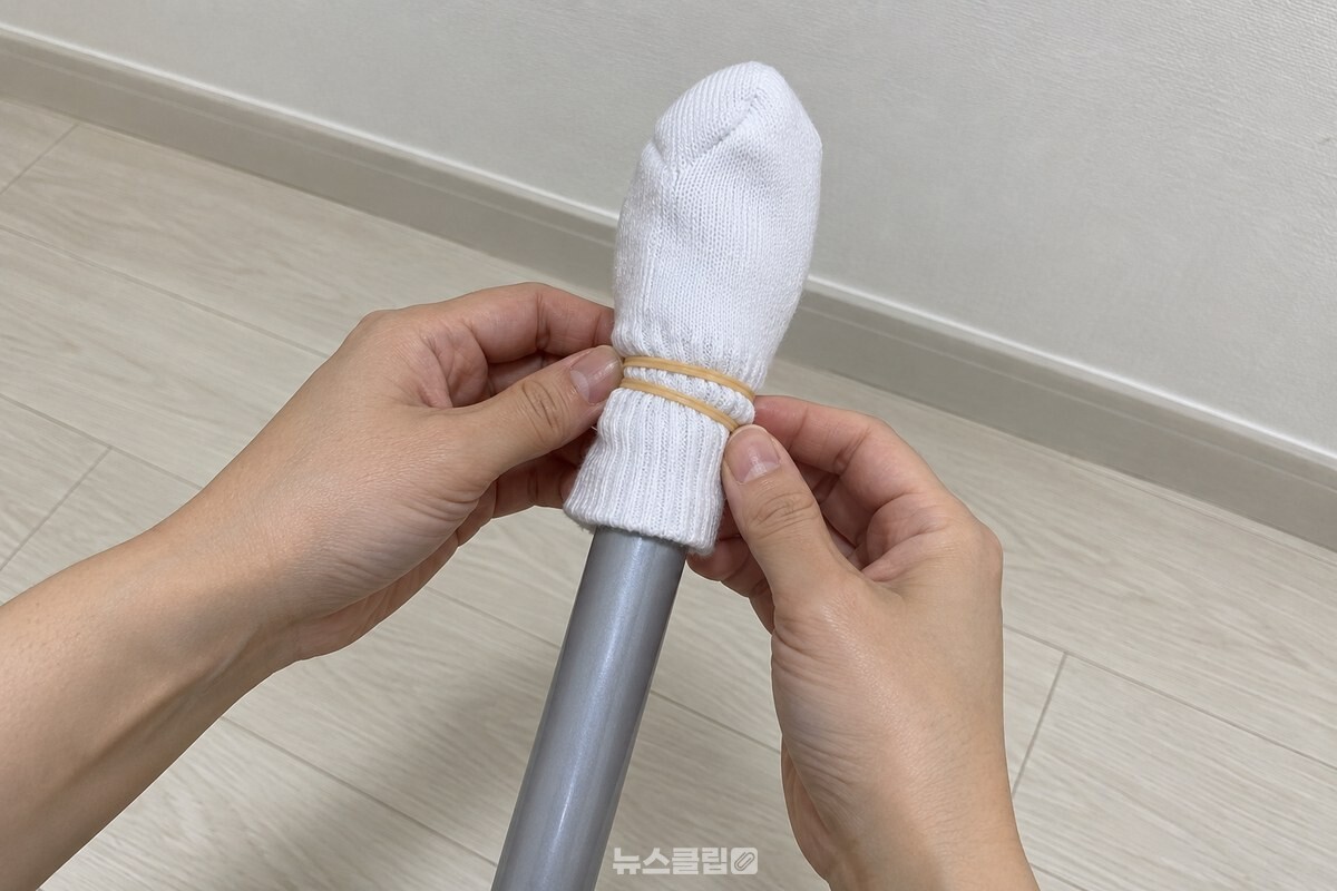 밀대 손잡이 끝에 헌 양말을 씌우고 고무줄로 고정한 준비 모습. / 기사 이해를 돕기 위한 생성형 이미지