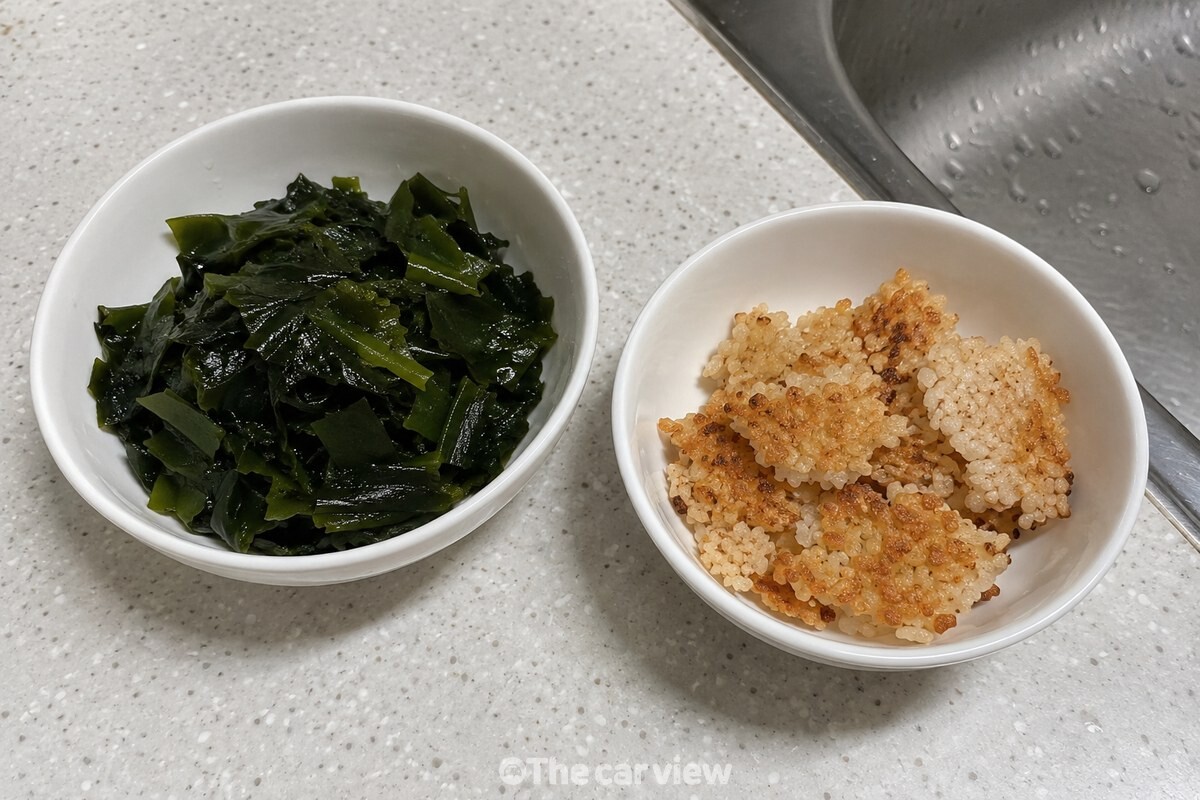 불린 미역과 숟가락에 담을 크기로 부순 누룽지를 조리 전 준비한 모습. / 기사 이해를 돕기 위한 생성형 이미지