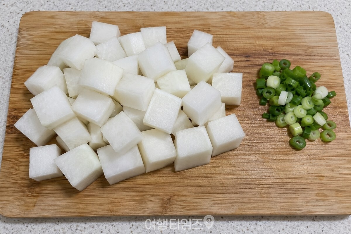 도마 위에 2cm 크기로 썬 무와 송송 썬 대파를 따로 준비한 모습 / 기사 이해를 돕기 위한 생성형 이미지