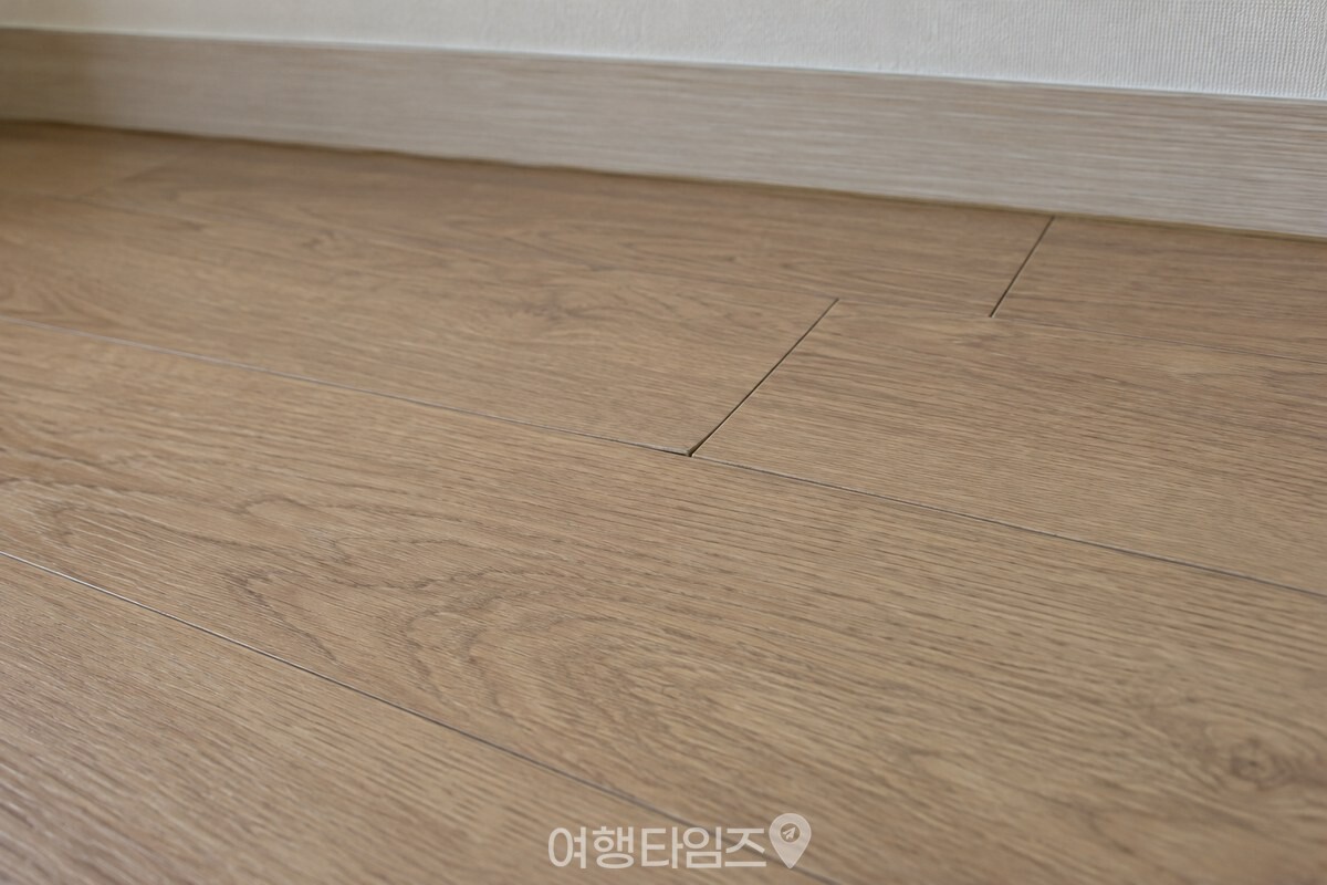 강마루 이음새 가까이를 비스듬히 본 모습으로 표면과 이음새가 또렷하게 보인다. / 기사 이해를 돕기 위한 생성형 이미지